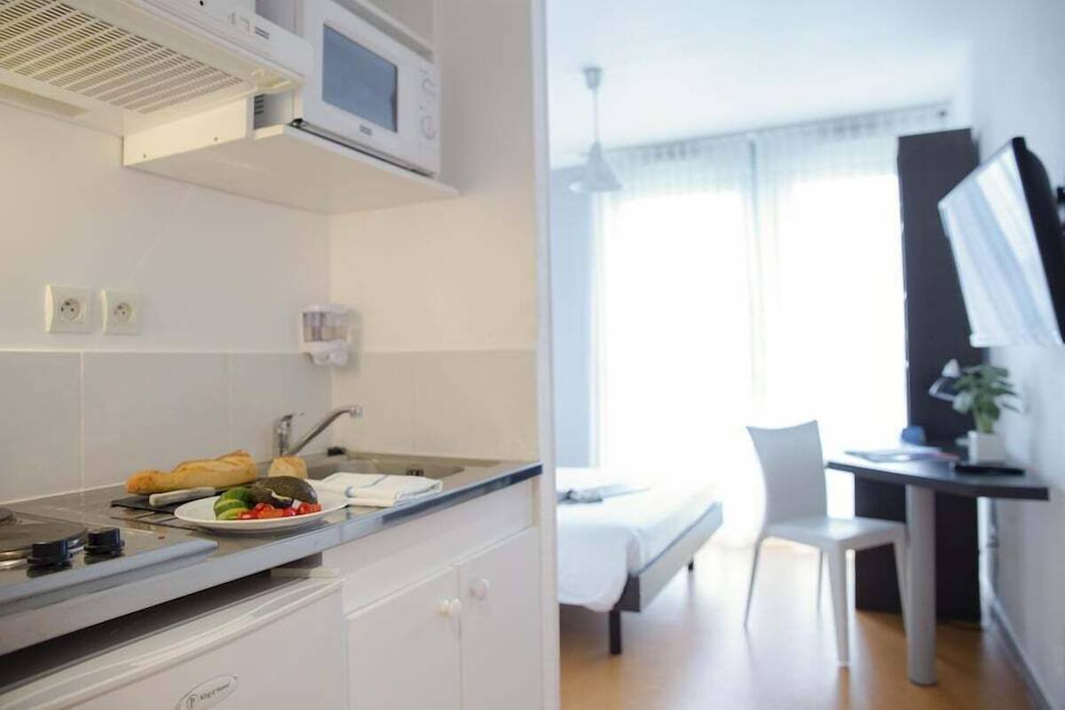 Cocina privada | Cafetera o tetera, frigorífico, microondas y placa de cocina