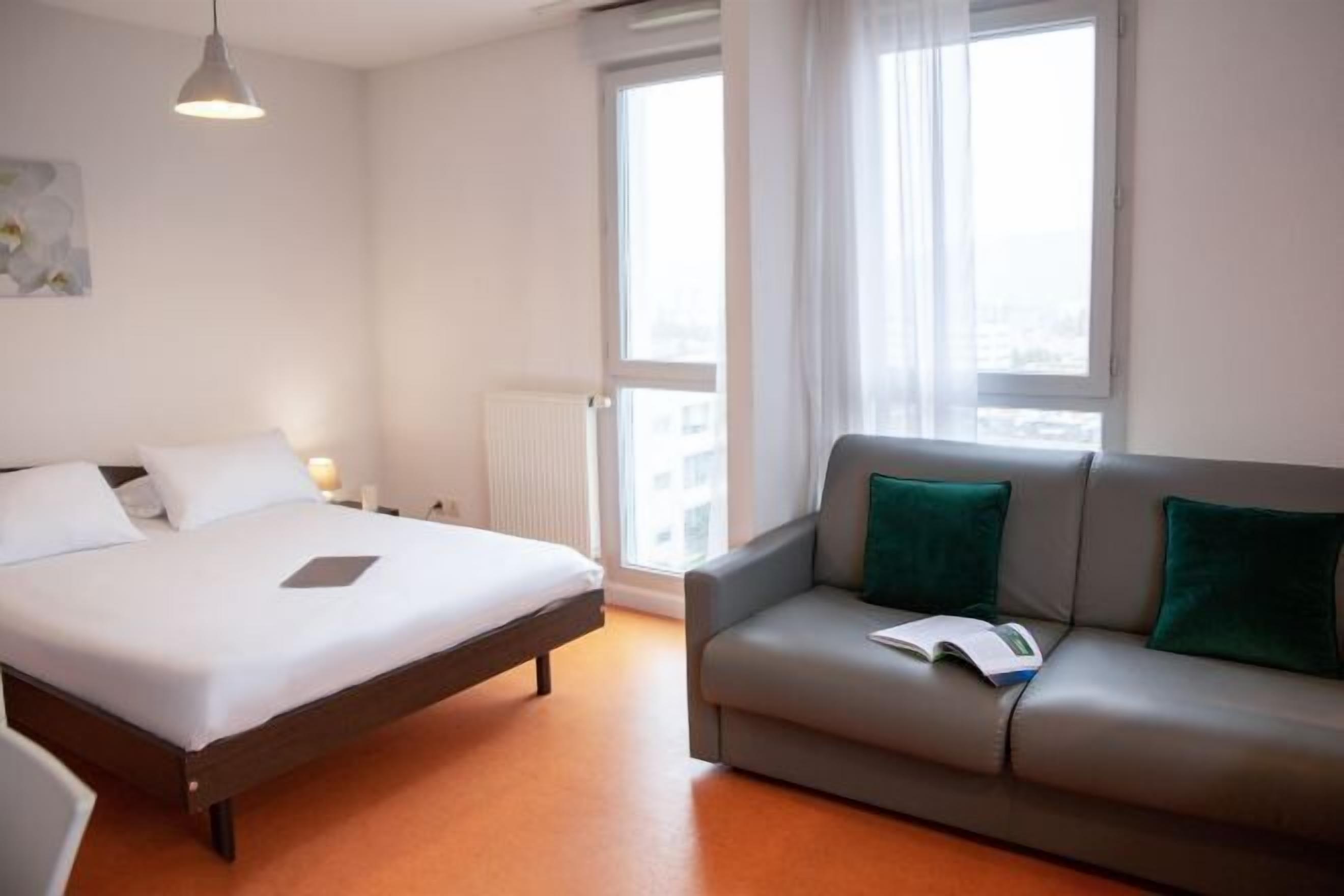 Bureau, chambres insonorisées, fer et planche à repasser, Wi-Fi gratuit