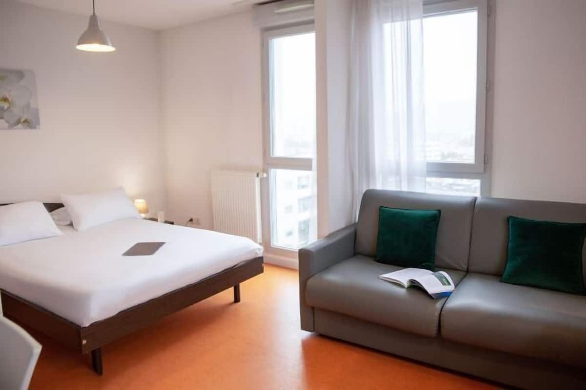 Bureau, chambres insonorisées, fer et planche à repasser, Wi-Fi gratuit