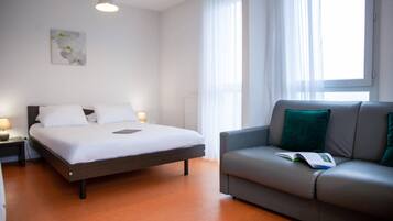 Studio familial | Desk, soundproofing, iron/ironing board, free WiFi