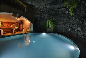 Piscina interna, piscina com cascata