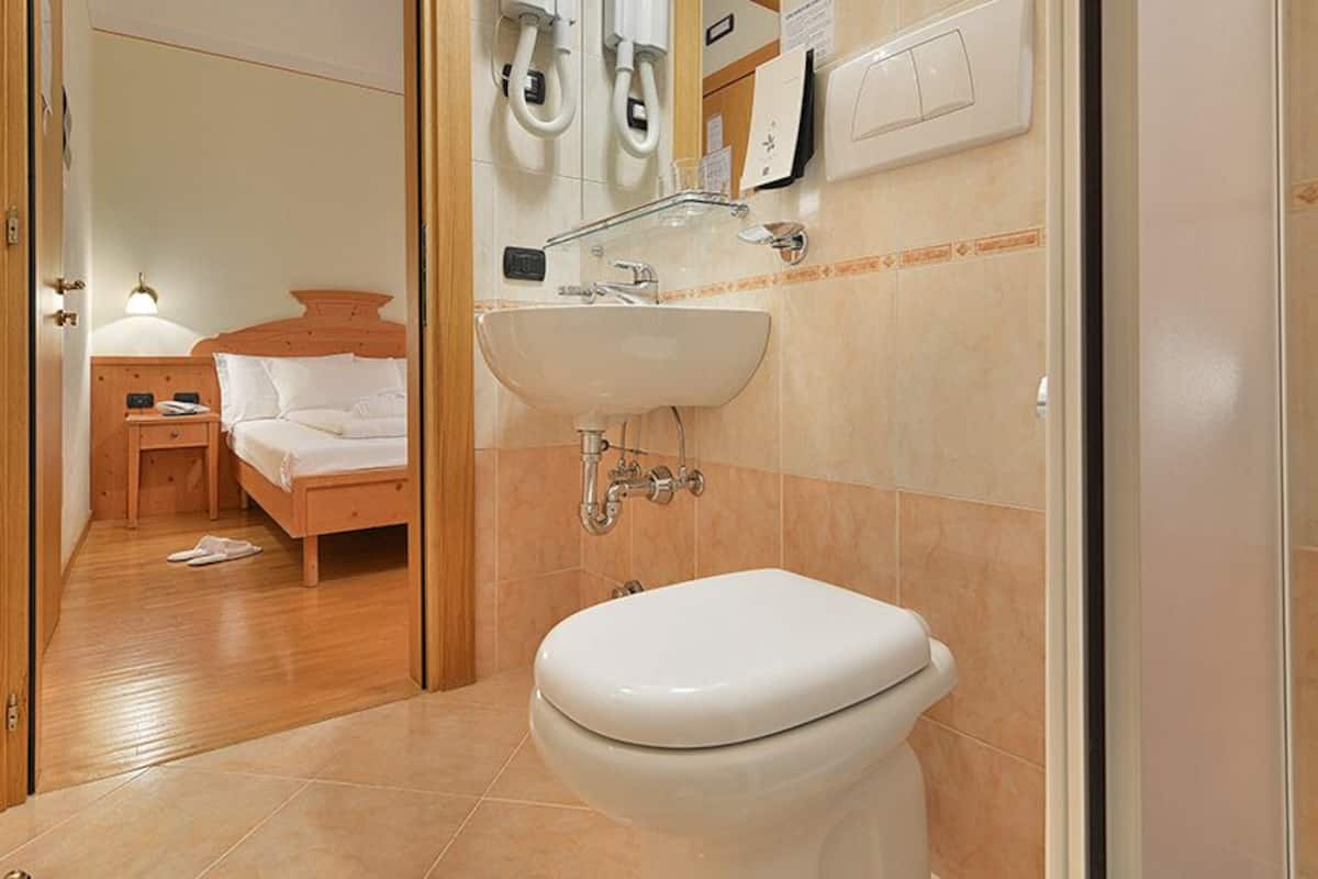 standard single room | bathroom | combined shower/bathtub, hair dryer, slippers, towels