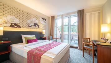 Habitació doble econòmica | Minibar, caixa forta a l'habitació, escriptori i cortines opaques