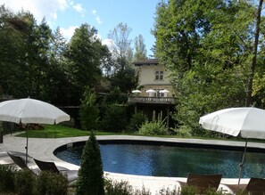 Piscine extérieure, parasols de plage, chaises longues