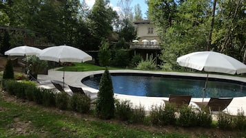 Piscine extérieure, parasols de plage, chaises longues