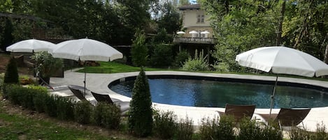 Piscine extérieure, parasols de plage, chaises longues