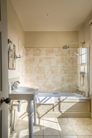 Suite Deluxe | Salle de bain | Ensemble baignoire-douche, baignoire à l’eau de source