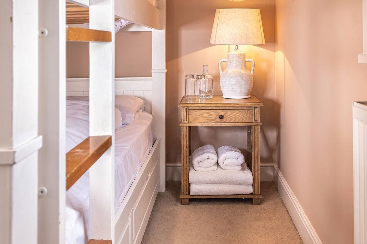 Iron/ironing board, free WiFi, bed sheets