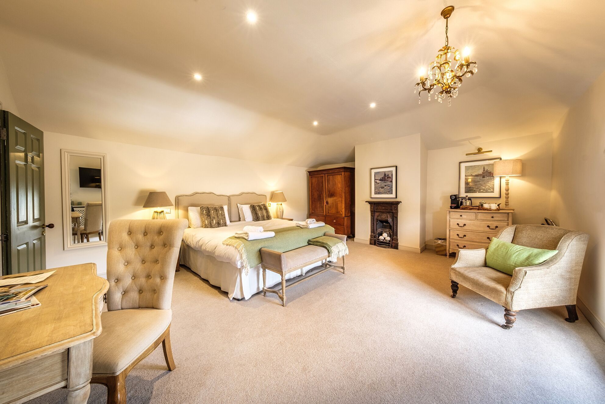 Tabla de planchar con plancha, wifi gratis, ropa de cama