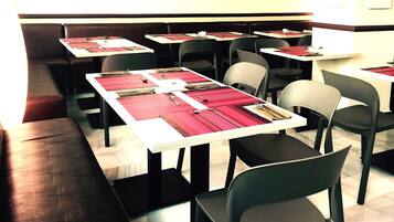 Daily continental breakfast (EUR 8 per person)