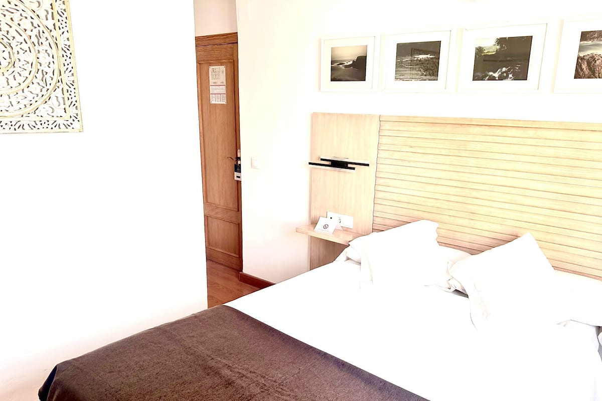 Small Double Room | 저자극성 침구, 암막 커튼, 방음 설비, 무료 WiFi