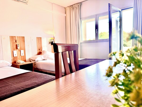 Literie hypoallergénique, rideaux occultants, chambres insonorisées