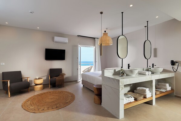 Executive Suite with Jacuzzi | Egyptian cotton sheets, premium bedding, minibar, in-room safe - Lotus Rise Hotel (Hersonissos)