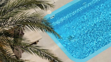 Außenpool, Sonnenschirme, Liegestühle