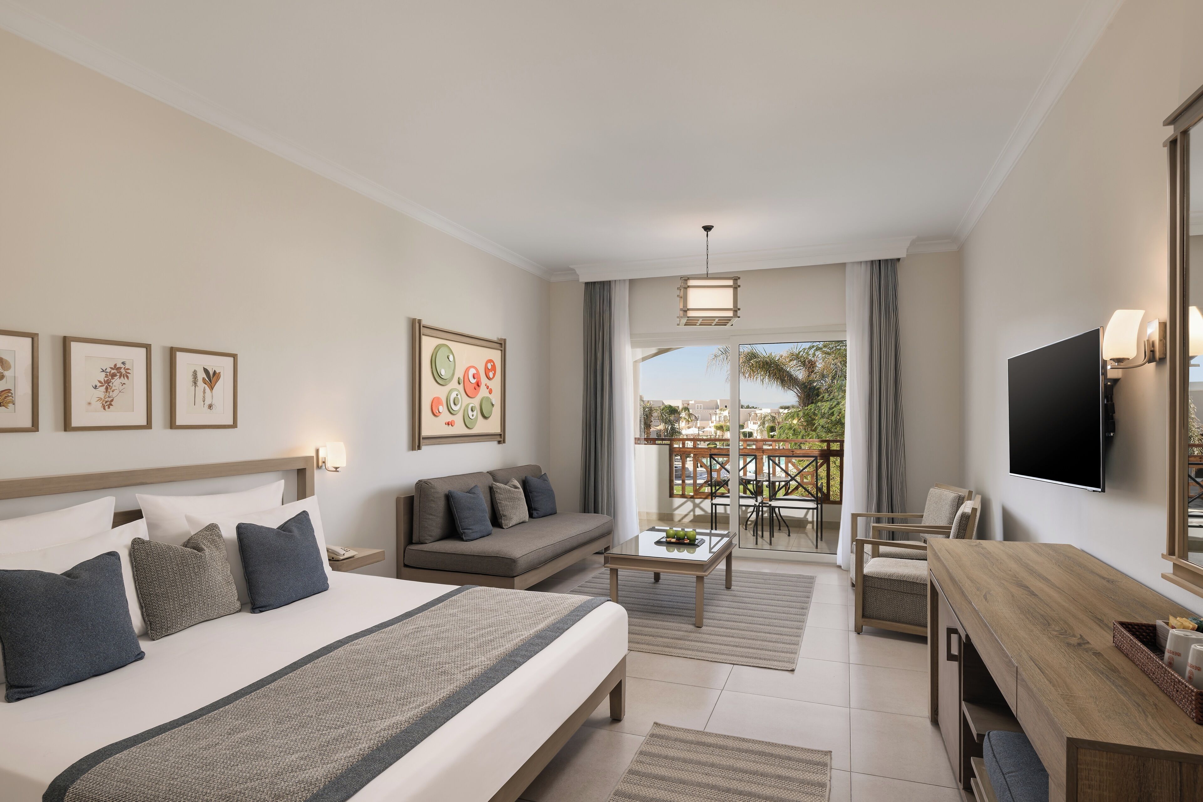 Ropa de cama de alta calidad y caja de seguridad en la habitación 