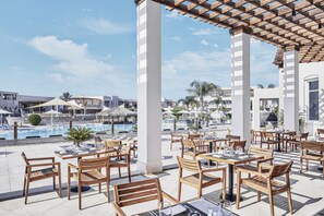 2 restaurantes; se sirve desayuno, almuerzo y cena
