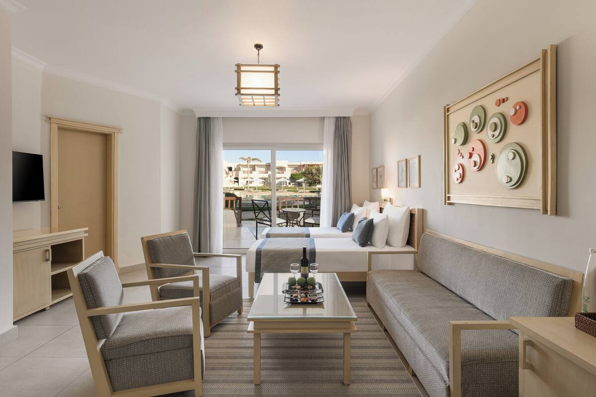 Family Room, 1 Queen Bed, Pool View | Premium bedding, in-room safe, blackout curtains, free cots/infant beds
