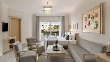 Quarto família, 1 cama Queen, vista para a piscina | Roupas de cama premium, cofres nos quartos, cortinas blackout