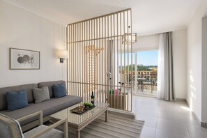 Suite, 1 Tempat Tidur Queen, pemandangan kolam renang (Fitness) | Seprai premium, brankas, dan dilengkapi dengan perabotan berbeda-beda