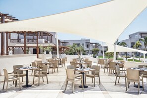 2 restaurants, breakfast, lunch, dinner served; international cuisine  - JAZ Casa Del Mar Resort (Hurghada)