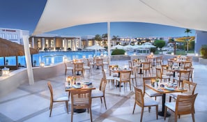 2 restaurantes; se sirven desayunos, comidas y cenas