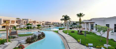 2 piscinas al aire libre, sombrillas, sillones reclinables de piscina