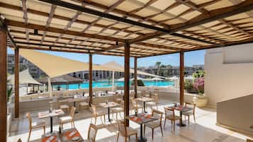 2 restaurants; breakfast, lunch and dinner served