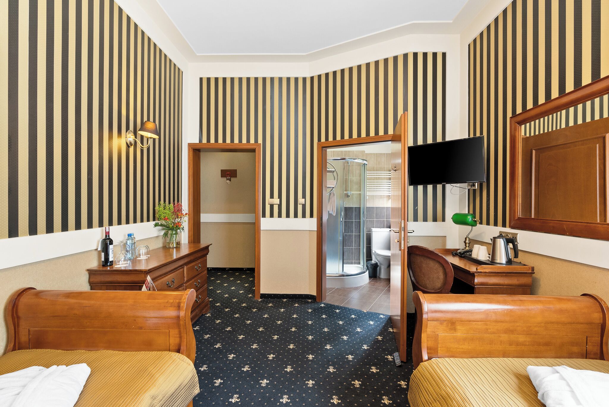 executive twin room | desk, iron/ironing board, free cots/infant beds, free wifi