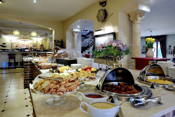 بوفيه فطور يوميًا بتكلفة قدرها (75 PLN للشخص)