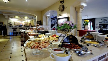 Daily buffet breakfast (PLN 75 per person)