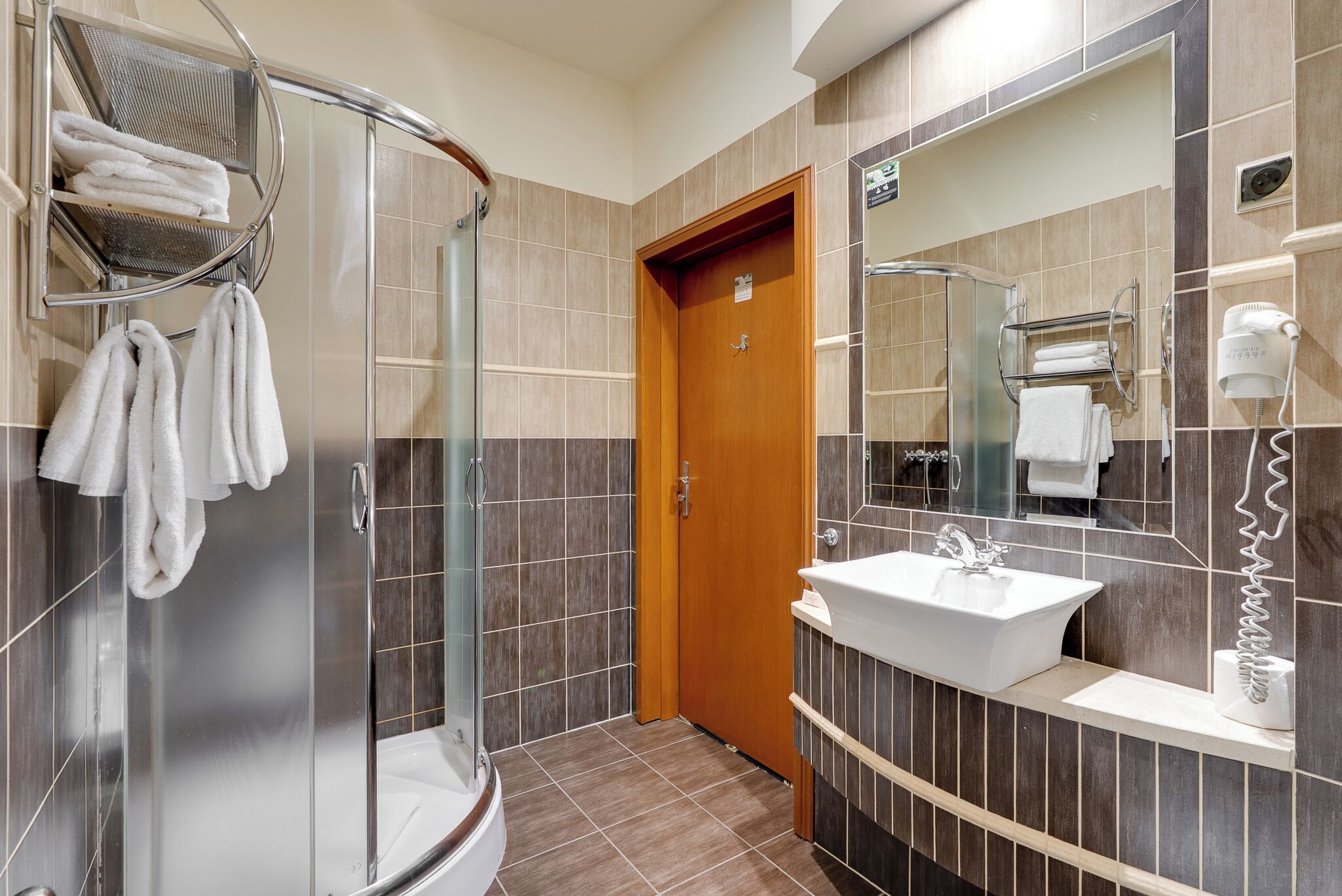 Suite Junior, 1 très grand lit | Salle de bain | Articles de toilette gratuits, sèche-cheveux, serviettes fournies