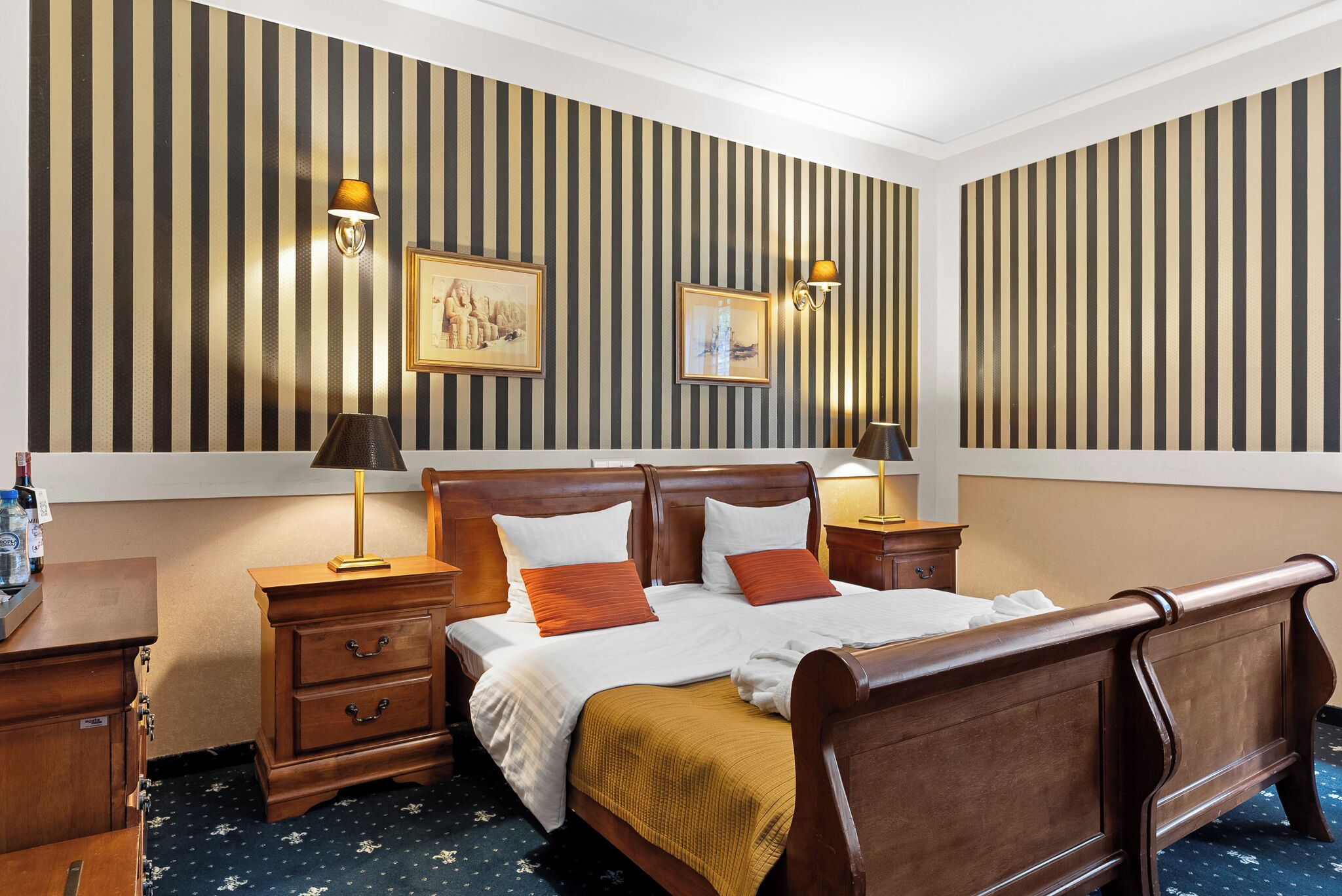 Suite junior, 1 cama de matrimonio grande | Escritorio, tabla de planchar con plancha, cunas gratuitas y wifi gratis