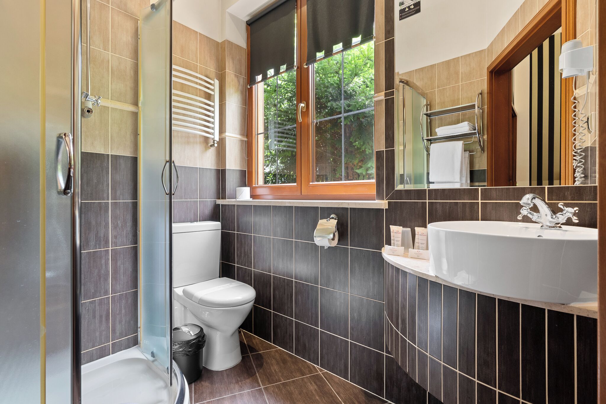 executive twin room | bathroom | free toiletries, hair dryer, towels