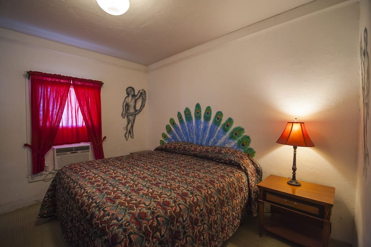 Classic Room, 1 King Bed | Desk, free WiFi, bed sheets