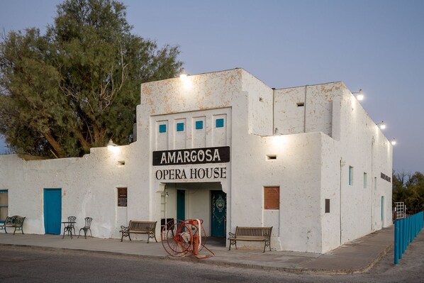 Un edificio con un cartel que dice "Amargosa Opera House".