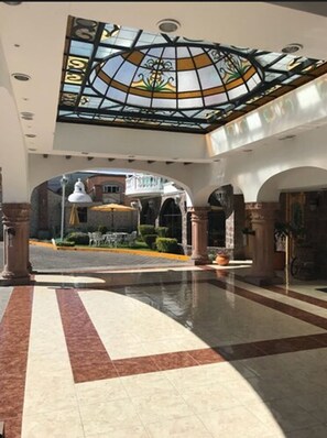 Vista frontal de la propiedad