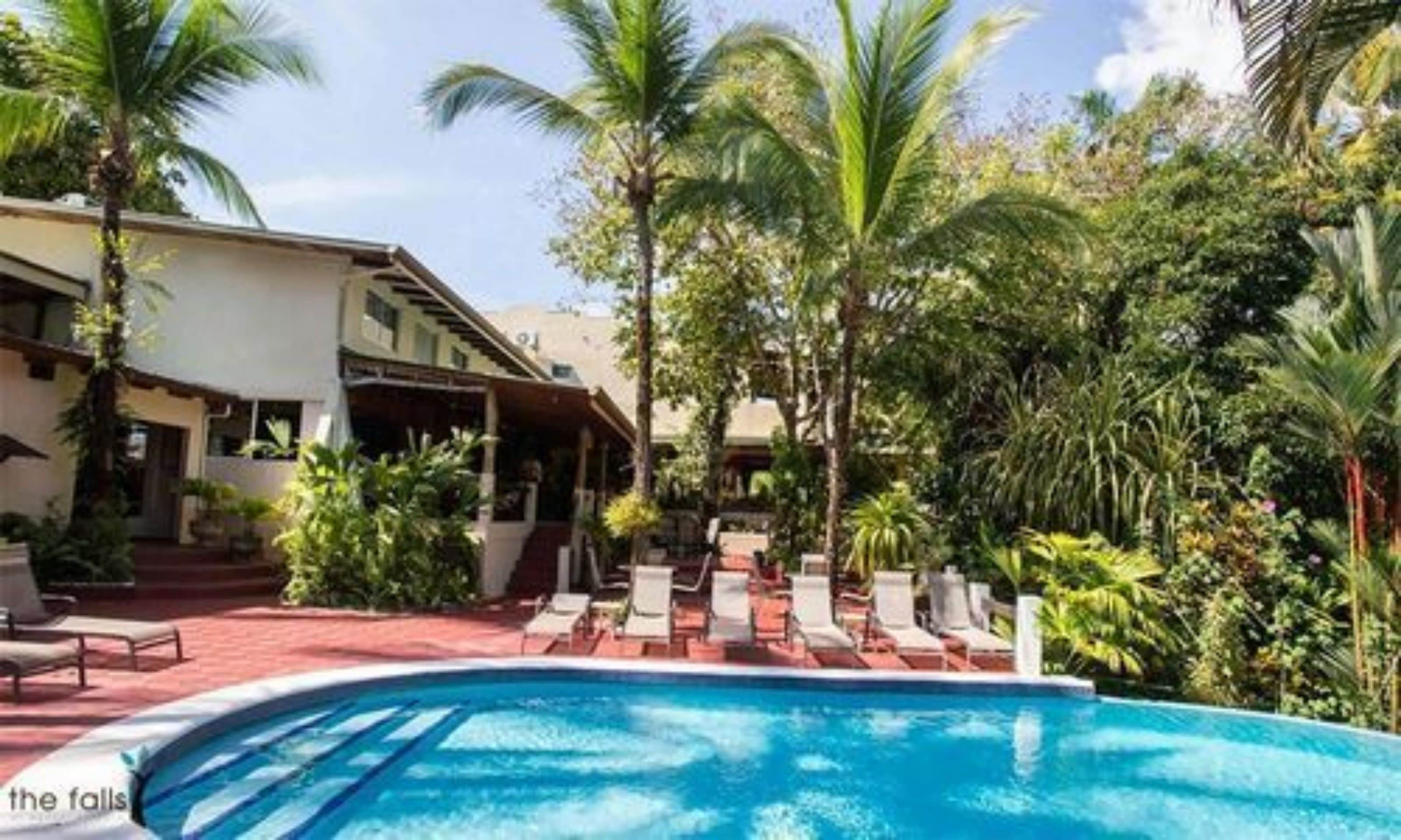 Piscine extérieure, parasols de plage, chaises longues