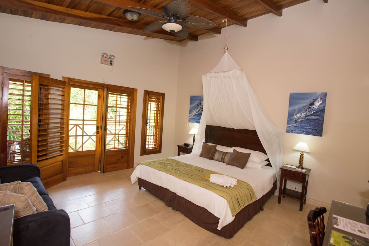 deluxe room | premium bedding, minibar, in-room safe, desk