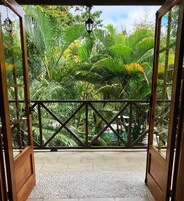 Habitación Deluxe | Ropa de cama de alta calidad, minibar, caja fuerte y escritorio