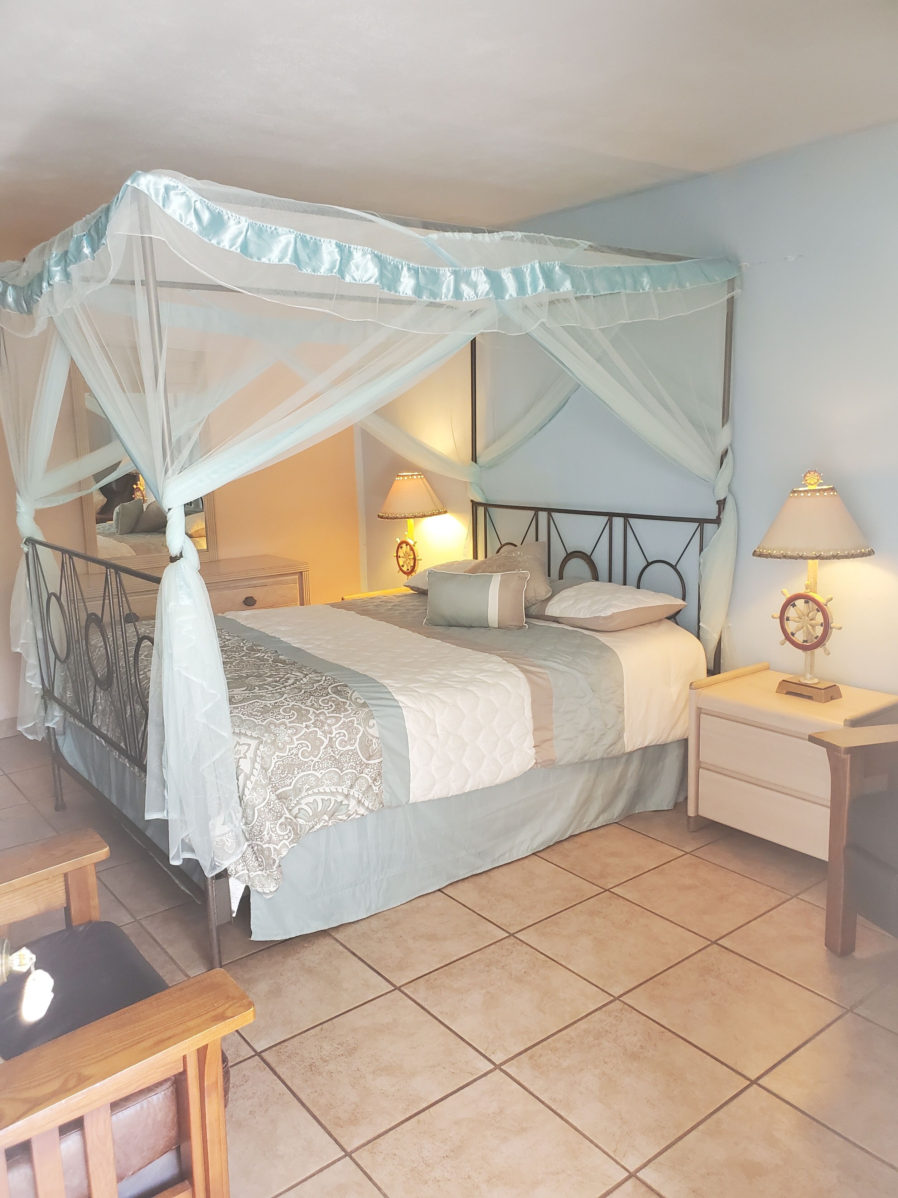 واي فاي مجانًا وملاءات أسرّة