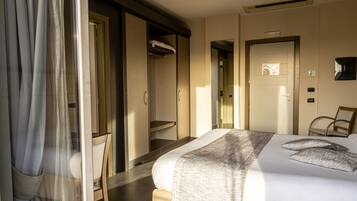 Dobbeltrom – standard, balkong | Minibar, safe på rommet, skrivebord og blendingsgardiner