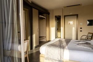 标准双人房, 阳台 | 迷你吧、客房内保险箱、办公桌、遮光窗帘