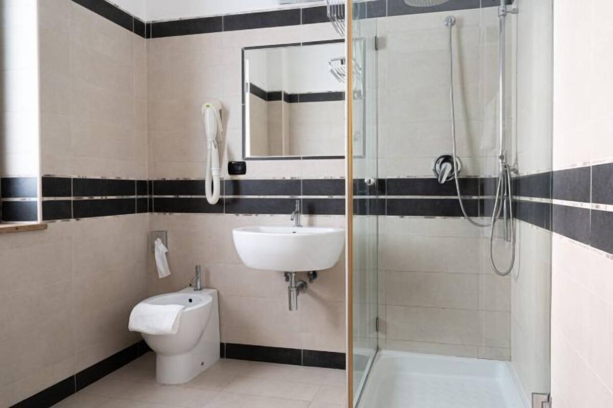 Phòng tắm | Buồng tắm vòi sen, đồ dùng nhà tắm miễn phí, máy sấy tóc 