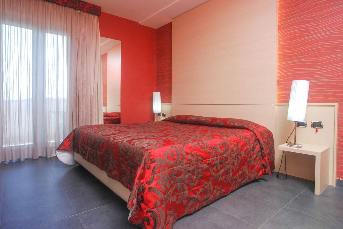 Minibar, Zimmersafe, Schreibtisch, Verdunkelungsvorhänge