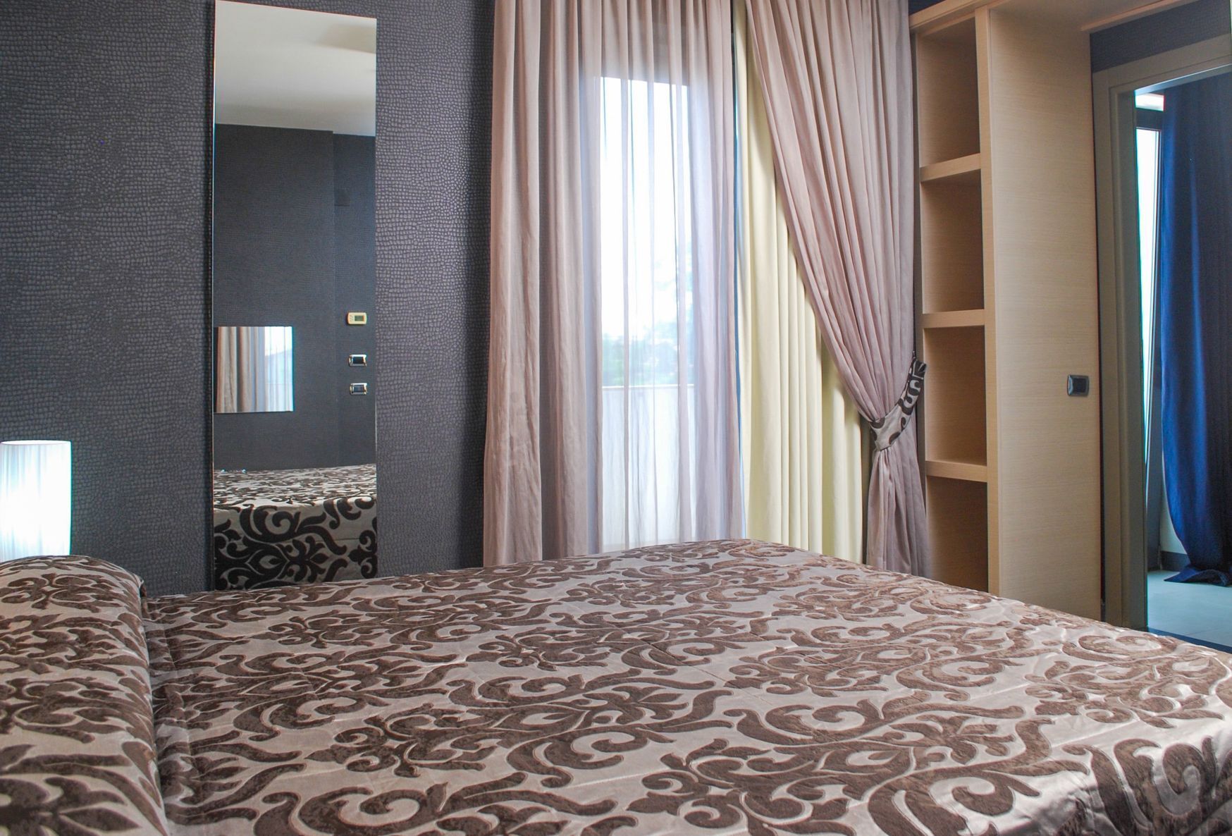 Minibar, Zimmersafe, Schreibtisch, Verdunkelungsvorhänge