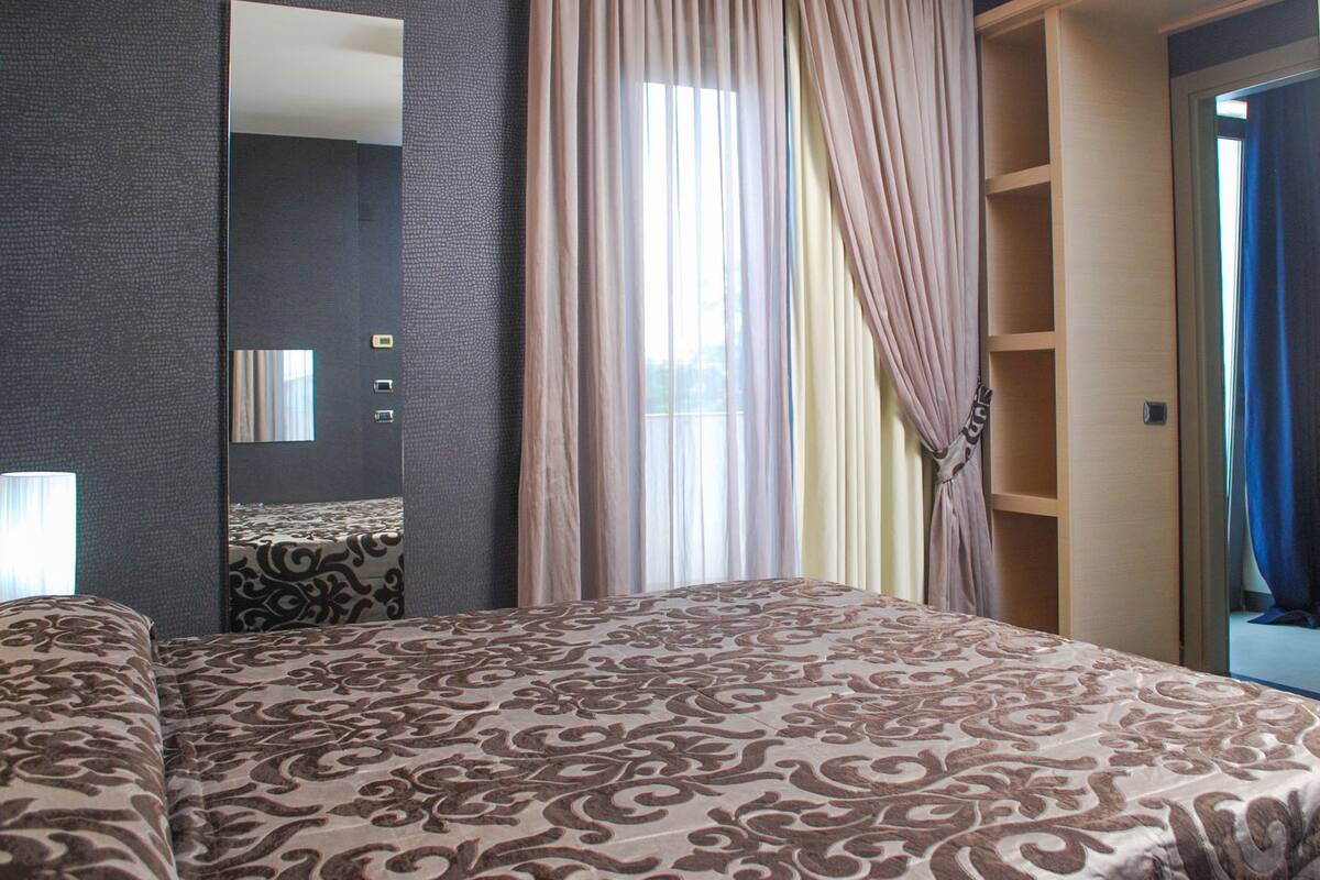 Minibar, Zimmersafe, Schreibtisch, Verdunkelungsvorhänge