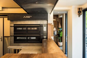 Lunch and dinner served, pizza - Le Citizen Hôtel (Paris)