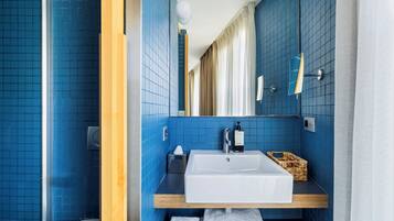 Chambre Cosy, Vue canal | Salle de bain | Articles de toilette gratuits, sèche-cheveux, serviettes fournies