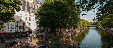 A hotel named "Le Citizen" with a view of a river and a bridge.