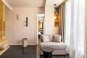 The Big One, with Canal view | Premium bedding, minibar, in-room safe, blackout drapes - Le Citizen Hôtel (Paris)